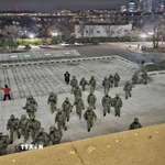 Binh sỹ Hàn Quốc được triển khai bên ngoài Tòa nhà Quốc hội ở Seoul, sau khi Tổng thống Yoon Suk Yeol ban bố lệnh thiết quân luật, rạng sáng 4/12/2024. (Ảnh: Kyodo/TTXVN)