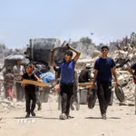 Người dân Palestine tại thị trấn Beit Lahia, phía Bắc Dải Gaza ngày 4/6/2025. (Ảnh: THX/TTXVN)