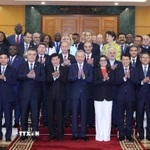 Tổng Bí thư Tô Lâm chụp ảnh chung với Trưởng đoàn các nước tham dự Lễ mở ký Công ước Hà Nội. (Ảnh: Thống Nhất/TTXVN)