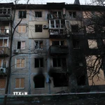 Tòa chung cư bị hư hại sau vụ tấn công bằng tên lửa đạn đạo và máy bay không người lái ở Kiev (Ukraine), ngày 14/11/2025. (Ảnh: THX/TTXVN)