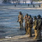 Binh sỹ Ukraine tham gia buổi huấn luyện ở ngoại ô Kiev ngày 21/11/2023. (Ảnh: AFP/TTXVN)