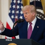 Tổng thống Mỹ Donald Trump ký một sắc lệnh hành pháp tại Washington, D.C. (Ảnh: THX/TTXVN)