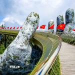 Cầu Vàng - điểm đến du lịch hấp dẫn với người dân và du khách khi đến tham quan thành phố biển Đà Nẵng. (Ảnh: Trần Lê Lâm/TTXVN)