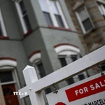 Một ngôi nhà treo biển rao bán tại Washington, D.C. (Mỹ). (Ảnh: AFP/TTXVN)