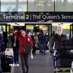 Hành khách tại sân bay Heathrow ở Thủ đô London (Anh). (Ảnh: THX/TTXVN)