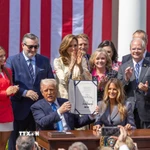 Tổng thống Mỹ Donald Trump ký ban hành Đạo luật "Gỡ bỏ," tại Nhà Trắng, Washington, D.C. ngày 19/5/2025, với sự có mặt của Đệ nhất Phu nhân Melania Trump - người đã tích cực vận động Quốc hội thông qua đạo luật này. (Ảnh: THX/TTXVN)