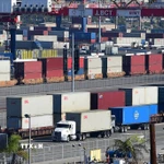 Container hàng hóa được bốc dỡ tại cảng Long Beach ở California (Mỹ). (Ảnh: AFP/TTXVN)
