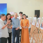 Nhà báo, nghệ sỹ nhiếp ảnh Ngô Minh Đạo giới thiệu những bức ảnh chân dung các nhà báo-phóng viên chiến trường của Thông tấn xã Việt Nam, tại cuộc trưng bày ảnh tại Trung tâm Thông tấn quốc gia (Hà Nội), chiều 23/4/2025. (Ảnh: Hoàng Hiếu/TTXVN)