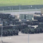Xe quân sự được triển khai tại căn cứ Humphreys ở Pyeongtaek, phía Nam Thủ đô Seoul, khi Hàn Quốc và Mỹ bắt đầu cuộc tập trận Lá chắn Tự do Ulchi ngày 18/8/2025. (Ảnh: Yonhap/TTXVN)