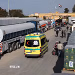 Xe tải chở hàng viện trợ nhân đạo chờ qua cửa khẩu Rafah từ Ai Cập để vào Gaza, ngày 19/1/2025. (Ảnh: THX/TTXVN)