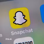 Biểu tượng Snapchat trên màn hình điện thoại. (Ảnh: AFP/TTXVN)