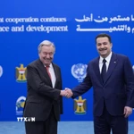 Tổng Thư ký Liên hợp quốc Antonio Guterres (trái) và Thủ tướng Iraq Mohammed Shia al-Sudani tại lễ kết thúc hoạt động của UNAMI ở Baghdad, ngày 13/12/2025. (Ảnh: AA/TTXVN)