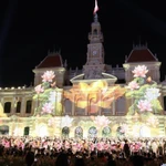 Màn kết hợp trình chiếu 3D Mapping và biểu diễn dân vũ "Vũ điệu khăn rằn" trước Ủy ban Nhân dân Thành phố Hồ Chí Minh tối 30/4 vừa qua. (Ảnh: Xuân Anh/TTXVN)