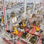 Bên trong nhà máy sản xuất xe điện ở tỉnh Chiết Giang (Trung Quốc). (Ảnh: THX/TTXVN)