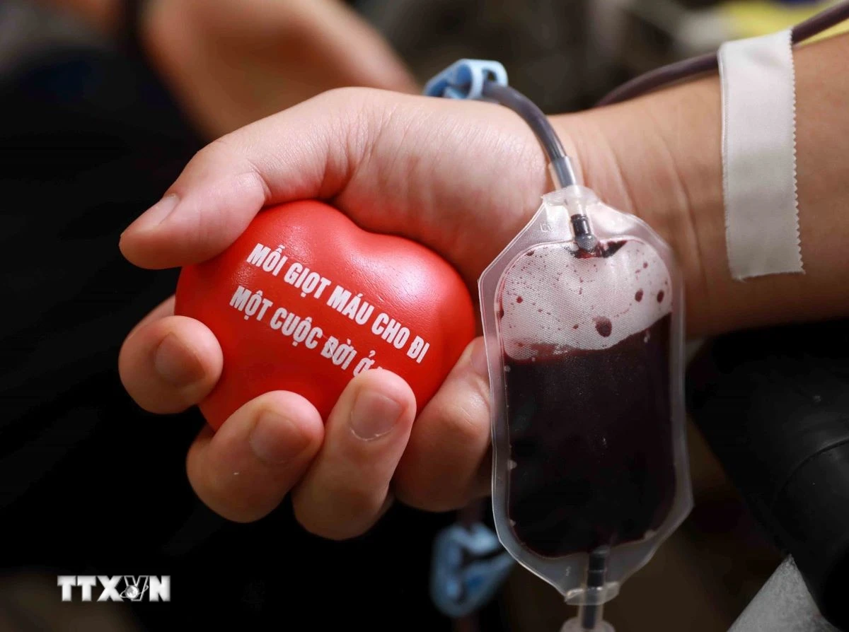 Nhiều y bác sỹ Trung tâm Y tế kịp thời hiến máu cứu sản phụ qua cơn nguy kịch