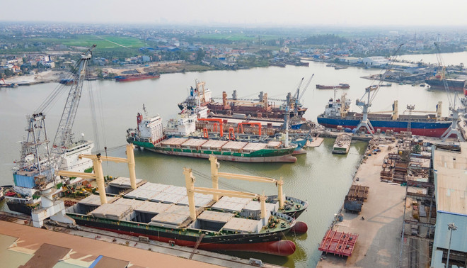 Các doanh nghiệp đóng tàu của Tổng công ty Công nghiệp tàu thủy đã đóng được hầu hết các gam tàu tổng hợp, tàu hàng rời, tàu dầu, tàu chở ôtô đến tàu điện gió ngoài khơi. (Ảnh: Việt Hùng/Vietnam+ don-hang-dong-tau.jpg