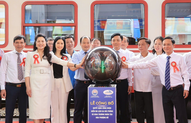 Các đại biểu ấn nút tại Lễ công bố quyết định công nhận điểm du lịch Ga Hải Phòng và khai trương đoàn tàu Hoa Phượng đỏ. (Ảnh: Việt Hùng/Vietnam+) dai-bieu.jpg