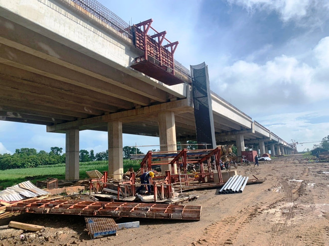 Chậm tiến độ nhiều Dự án cao tốc Bắc-Nam, hệ thống điều hành giao thông Nhà thầu thi công một hạng mục cầu cạn trên tuyến cao tốc Bắc-Nam phía Đông. (Ảnh: Việt Hùng/Vietnam+)
