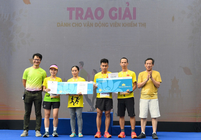 អត្តពលិកឆ្នើមបានឈ្នះពានរង្វាន់ក្នុងប្រភេទអត្តពលិកពិការភ្នែក។ (រូបថត៖ PV/Vietnam+) trao-giai-van-dong-vien.jpg