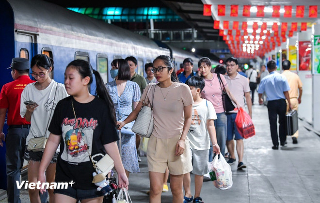 Ngành Đường sắt đã chuẩn bị các kế hoạch tăng cường chạy tàu trong dịp nghỉ lễ Quốc khánh 2/9. (Ảnh: Việt Hùng/Vietnam+) vnp-ve-tau-hoa.jpg