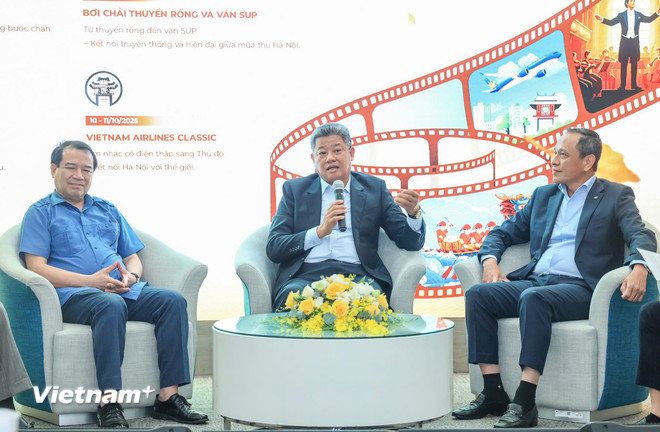 Các khách mời tham gia phần tọa đàm, chia sẻ thông tin về chiến dịch “Chạm Thu Hà Nội”. (Ảnh: Việt Hùng/Vietnam+) vnp-quyen.jpg