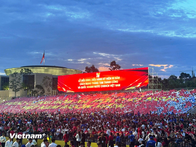 Rất đông người dân đã vào khu vực khán đài trong Quảng trường Ba Đình để chờ đón buổi buổi sơ duyệt cấp Nhà nước Lễ Kỷ niệm, diễu binh, diễu hành A80. (Ảnh: PV/Vietnam+) vnp-lang-6.jpg
