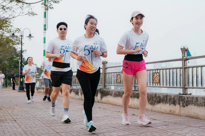 Sport, jogging og fysiske helseaktiviteter tiltrekker seg i økende grad unge menneskers oppmerksomhet. (Foto: PV/Vietnam+) chay-bo.jpg