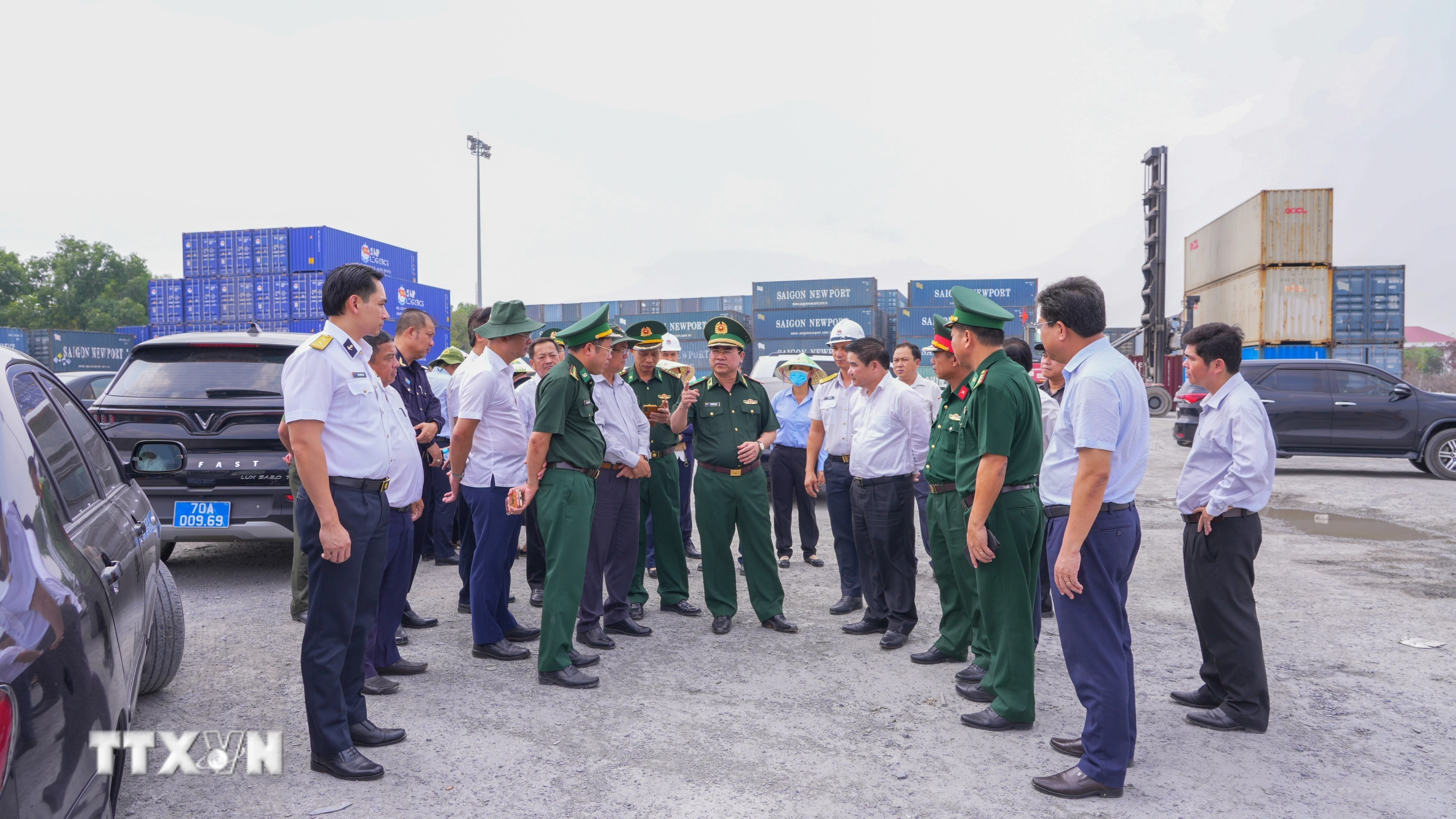 Kiểm tra toàn diện công tác quản lý phân luồng phương tiện tại cửa khẩu Mộc Bài