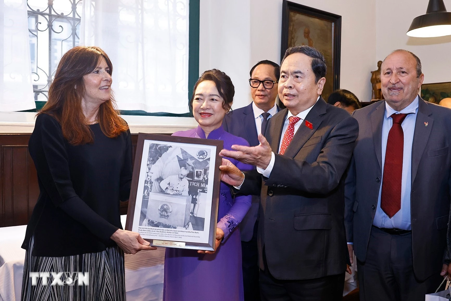Chủ tịch Quốc hội thăm nơi lưu dấu ấn Chủ tịch Hồ Chí Minh tại Milan
