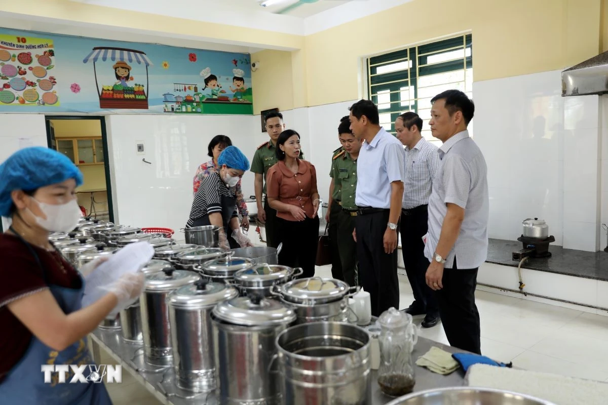 Tạm đình chỉ hiệu trưởng để điều tra vụ việc liên quan đến thực phẩm tại trường học