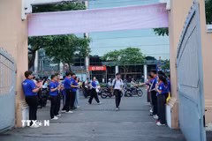 Thí sinh dự thi tại điểm thi Trường THPT chuyên Lê Hồng Phong, Thành phố Hồ Chí Minh. (Ảnh: Thu Hoài/TTXVN)