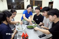 Học sinh khối lớp 12, Trường THPT Dân tộc Nội trú tỉnh Lạng Sơn vui vẻ nhận những phần cháo, ăn đêm để đảm bảo sức khỏe trong suốt kỳ thi. (Ảnh: Văn Đạt/TTXVN)