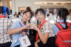 Thiếu niên nhi đồng hai nước Việt-Trung kết tình hữu nghị. (Ảnh: TTXVN phát)