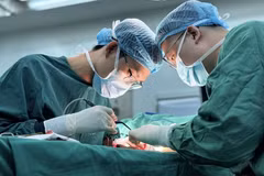 Ứng dụng kỹ thuật hiện đại điều trị u phì đại tuyến tiền liệt cho cụ ông 95 tuổi