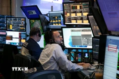 Giao dịch viên tại sàn chứng khoán New York, Mỹ. (Ảnh: THX/TTXVN)