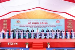 Tổng Bí thư Tô Lâm và các đại biểu phát lệnh khởi công xây dựng Trường Phổ thông nội trú liên cấp Tiểu học, Trung học cơ sở xã Ea Rốk (tỉnh Đắk Lắk). (Ảnh: Thống Nhất/TTXVN)