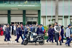 Người dân Cuba xếp hàng thực hiện các giao dịch ngân hàng tại một chi nhánh của Ngân hàng quốc dân Cuba ở thủ đô La Habana. (Ảnh: Việt Hùng/TTXVN)