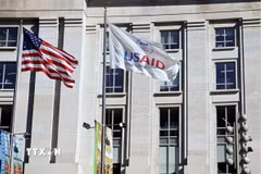 Quốc kỳ Mỹ và cờ của Cơ quan Phát triển Quốc tế Mỹ (USAID) tại trụ sở của USAID ở Washington, D.C. (Ảnh: Reuters/TTXVN)