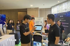 Du khách tham quan Triển lãm trình diễn công nghệ tại Ngày hội Khởi nghiệp đổi mới sáng tạo thành phố Đà Nẵng - SURF 2025. (Ảnh: Khoa Chương/TTXVN)