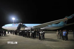 Các công dân Hàn Quốc liên quan hoạt động lừa đảo sử dụng công nghệ được bàn giao tại sân bay quốc tế ở thủ đô Phnom Penh, Vương quốc Campuchia, tối 17/10/2025. (Ảnh: AKP/TTXVN phát)