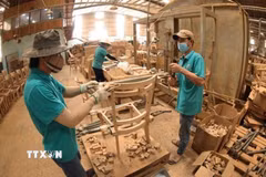 Sản xuất gỗ xuất khẩu. (Ảnh: Vũ Sinh/TTXVN)