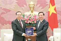 Phó Chủ tịch Quốc hội Nguyễn Khắc Định tặng quà lưu niệm tặng Chủ nhiệm Ủy ban Đối ngoại của Quốc hội Lào Sanya Praseuth. (Nguồn: Báo Đại biểu Nhân dân)