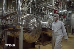 Nhân viên kỹ thuật làm việc bên trong cơ sở hạt nhân Isfahan, nằm cách thủ đô Tehran khoảng 420km về phía Nam. (Ảnh: AP/TTXVN)