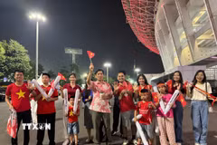 Đại sứ Tạ Văn Thông và các cán bộ, nhân viên Sứ quán Việt Nam tại Indonesia là những cổ động viên đến sân sớm nhất. (Ảnh: Đỗ Quyên/TTXVN)