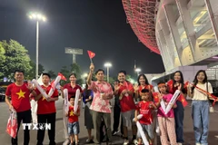 Đại sứ Tạ Văn Thông và các cán bộ, nhân viên Sứ quán Việt Nam tại Indonesia là những cổ động viên đến sân sớm nhất. (Ảnh: Đỗ Quyên/TTXVN)