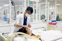 Bác sỹ Bệnh viện Quân y 175, Thành phố Hồ Chí Minh điều trị cho bệnh nhân sốt xuất huyết nặng. (Ảnh: Đinh Hằng/TTXVN)