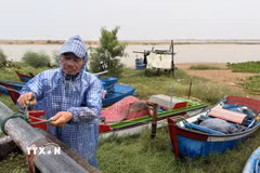 Người dân tỉnh Đắk Lắk buộc tàu thuyền chắc chắn trước khi bão số 13 đổ bộ vào đất liền. (Ảnh: Tường Quân/TTXVN)