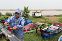 Người dân tỉnh Đắk Lắk buộc tàu thuyền chắc chắn trước khi bão số 13 đổ bộ vào đất liền. (Ảnh: Tường Quân/TTXVN)