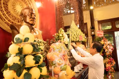 Dâng hương tưởng niệm 45 năm Ngày mất của Chủ tịch Tôn Đức Thắng. (Nguồn: Báo An Giang)