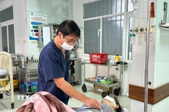 Các nạn nhân vụ tai nạn được thăm khám tại Bệnh viện Đa khoa Quảng Nam. (Ảnh: TTXVN phát)